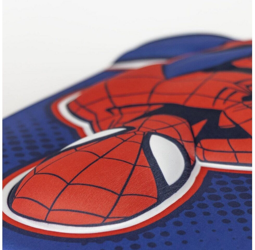 cerda-life-s-little-moments-mochila-infantil-spiderman-3d-azul-unisex-2100005108 1 - Da-Da Kids Close-up of a Spider-Man graphic on blue fabric, showing the red mask with black web lines and a white eye shape.